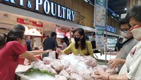 Yono seorang konsumen asal Pondok Bambu sengaja mendatangi Transmart Kokas pada 1 April 2023 karena mendapat informasi ada program diskon besar-besaran. Dia membeli televisi hanya Rp 2,3 juta dari harga asli Rp 2,8 juta.