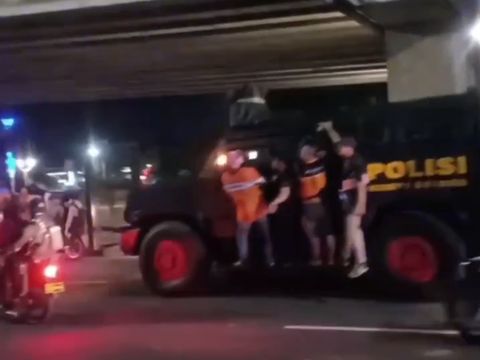 Momen Jakmania berkolaborasi dengan polisi saat mengawal kepulangan pemain Persib Bandung usai bertanding melawan Persija Jakarta (Tangkapan layar video viral)