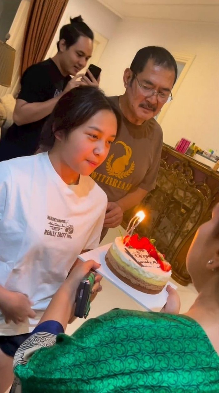 Momen Sweet Seventeen Khirani Putri Bambang Trihatmodjo yang Dipenuhi Cake Mewah