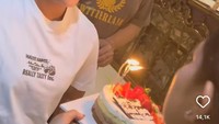  Ditemani sang ayah, Khirani tiup lilin dari kue kejutan sang ibu yang bernuansa buah-buahan, dengan tambahan strawberry di atasnya. Foto: Instagram
