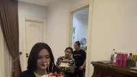Beberapa teman hingga kerabatnya ikut memberikan kejutan spesial untuk Khirani, lengkap dengan kue-kue cantik ini tentunya. Foto: Instagram