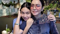  Disebut sebagai ‘My debate buddy’, Khirani peluk sang ibu dengan manis ketika mereka berdua tengah nongkrong di kafe bareng. Foto: Instagram
