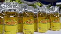 Adapun harga satu pack Minyakita dibandrol sesuai HET sebesar Rp 14.000 per liter. Sedangkan harga satu paket bahan baku kue seharga Rp 20.000 per paketnya.