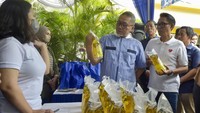 Dengan begitu ia menghabiskan Rp 7 juta untuk minyakita dan Rp 8 juta untuk paket bahan baku kue. Bila ditotal Zulhas mengeluarkan Rp 15 juta untuk bagi-bagi minyak goreng dan bahan baku kue.