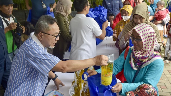 Momen Zulhas Hadiri Pasar Ramadan di Jatinegara Momen Zulhas Hadiri Pasar Ramadan di Jatinegara