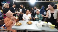 Setelah kajian selesai, Nagita Slavina dan Raffi Ahmad mengajak Habib Jafar untuk berbuka puasa bersama. Foto: RANS Entertainment