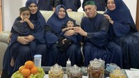 Potret Nassar bersama keluarga di hari raya lebaran. Mereka berkumpul bersama sambil menikmati suguhan kue lebaran. Foto: Instagram @kingnassar88