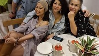 Nassar bersama rekan artis lainnya juga terlihat bersama di sebuah restoran. Mereka tampak santai sambil menikmati teh dan kopi. Foto: Instagram @kingnassar88