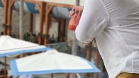 Momen kuliner Nassar kali ini juga terlihat saat berada di beach club yang ada di Bali. Nassar terlihat menikmati segelas jus yang segar. Foto: Instagram @kingnassar88