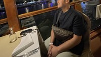 Host program acara Pagi-pagi Ambyar ini kerap membagikan momen makan di restoran. Salah satunya di restoran yang berlatarkan laut dengan pemandangan cantik. Foto: Instagram @kingnassar88