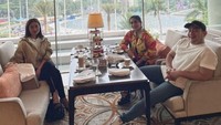 Nassar tampaknya suka jalan-jalan bersama temannya. Foto ini menunjukkan momennya ngeteh di sore hari dengan bersantap kue di restoran mewah. Foto: Instagram @kingnassar88