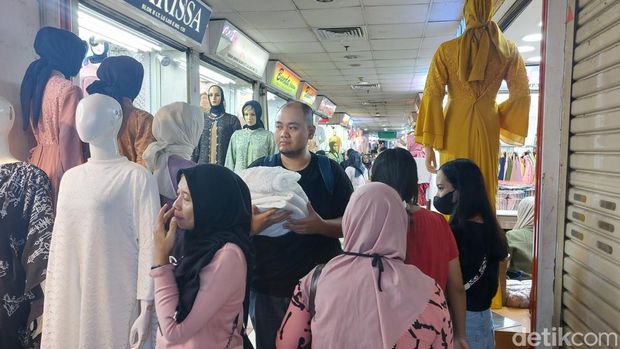 Pasar Tanah Abang di hari kesepuluh puasa