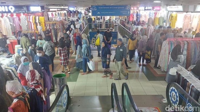 Pasar Tanah Abang di hari kesepuluh puasa