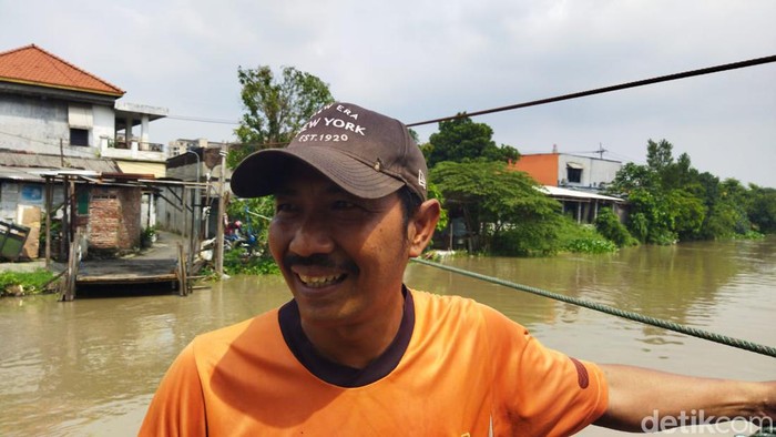Pelaku perahu tambang di Surabaya