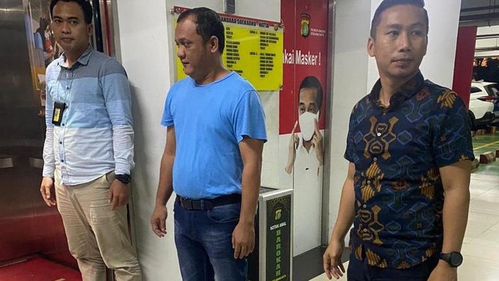 Pelaku tindak pidana Korupsi dana Hibah Pemprov Kepr berinisial AR (baju biru) saat ditangkap di Jakarta oleh Ditreskrimsus Polda Kepri