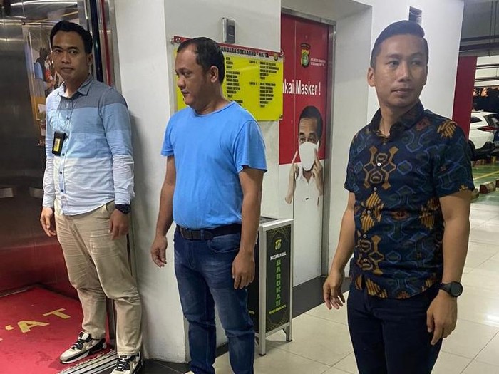 Pelaku tindak pidana Korupsi dana Hibah Pemprov Kepr berinisial AR (baju biru) saat ditangkap di Jakarta oleh Ditreskrimsus Polda Kepri