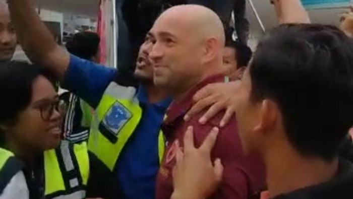 Pelatih PSM Makassar Bernardo Tavares diajak foto saat turun dari pesawat di Bandara Sultan Hasanuddin.