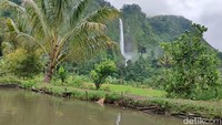 Abah Jajang sudah sejak 1995 membangun dan menempati rumah tersebut. Sebelumnya, dia tinggal di rumah kayu yang lokasinya berjarak sekitar 20 meter dari rumahnya saat ini.