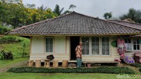 Abah Jajang tinggal di rumah panggung. Tapi bukan rumah panggung biasa, pemandangannya banyak yang menyebutkan ibarat surga kecil dunia.
