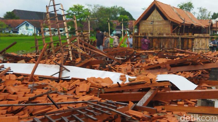 Bangunan pendapa warung ambruk di Klaten Selatan, Sabtu (1/4/2023).
