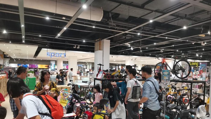 Pengunjung Transmart Central Park menyambangi bagian penjualan sepeda listrik