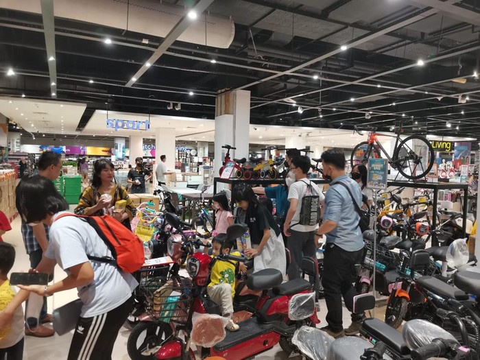 Pengunjung Transmart Central Park menyambangi bagian penjualan sepeda listrik
