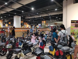 Diskon Sepeda Listrik di Transmart Midnight Sale, Pembeli Rela Menanti 2 Jam