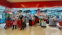 Suasana di Transmart Rungkut sebelum Ramadhan Midnight Sale dimulai puku 18.53 WIB. Pengunjung sudah memadati kasir untuk menuntaskan pembayaran transaksi dengan Allo Bank maupun Bank Mega. (Foto: Praditya Fauzi Rahman/detikJatim)