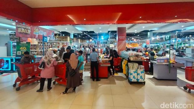Pengunjung yang kalap berbelanja di Ramadhan Midnight Sale Transmart Rungkut, Surabaya.