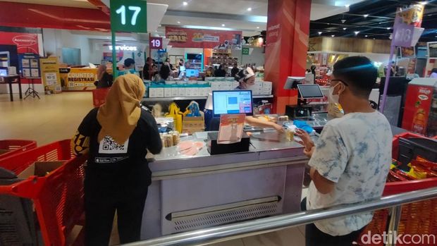 Pengunjung yang kalap berbelanja di Ramadhan Midnight Sale Transmart Rungkut, Surabaya.