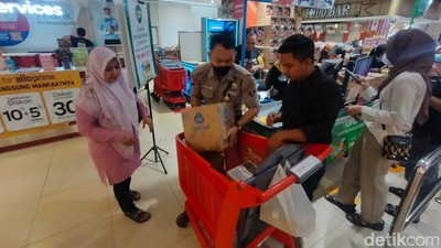 Antusiasme Pengunjung Belanja di Ramadhan Midnight Sale Transmart Rungkut