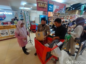 Kalap di Midnight Sale Transmart Rungkut! Borong Sirup hingga Sandal