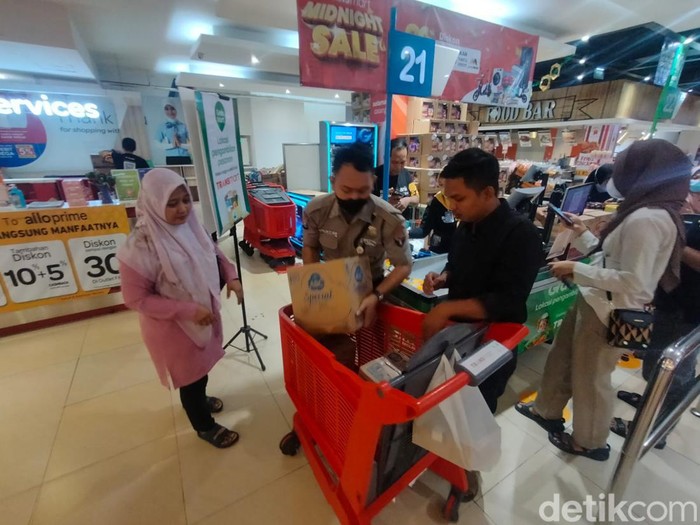 Pengunjung yang kalap berbelanja di Ramadhan Midnight Sale Transmart Rungkut, Surabaya.