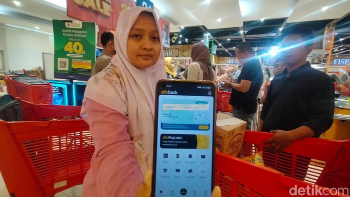 Pengunjung yang kalap berbelanja di Ramadhan Midnight Sale Transmart Rungkut, Surabaya Pengunjung yang kalap berbelanja di Ramadhan Midnight Sale Transmart Rungkut, Surabaya.