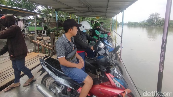 Perahu Tambang di Surabaya