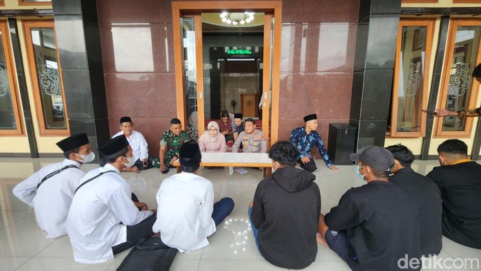 Sebanyak 26 remaja terciduk hendak perang sarung di Kecamatan Srengat, Kabupaten Blitar. Mereka akan dimasukkan ke pesantren kilat untuk pembinaan.