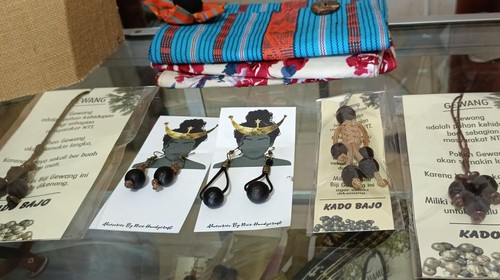 Perhiasan dari biji gewang bisnis milik pasutri di RT 22, RW 04, Kelurahan Oebufu, Kecamatan Oebobo, Kota Kupang, NTT.