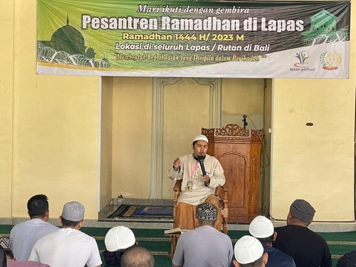 Para napi mendengarkan tausiyah ustaz di Masjid At Taubah Lapas Kerobokan dalam Pesantren Ramadan, Sabtu (1/4/2023).