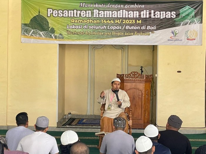 Para napi mendengarkan tausiyah ustaz di Masjid At Taubah Lapas Kerobokan dalam Pesantren Ramadan, Sabtu (1/4/2023).