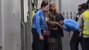 Momen Cium Tangan dan Kawal Bahar Smith Bikin 3 Petugas Bandara Dipecat