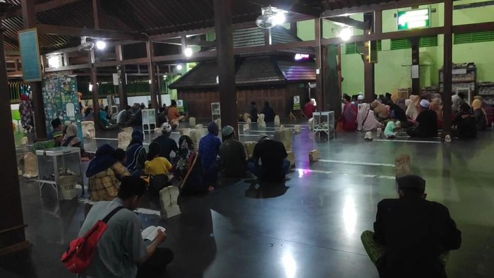 Peziarah di Makam dan Masjid Syekh Maulana Ibrahim Asmoroqondi