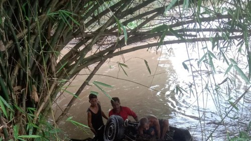 Detik-detik pikap hanyut di Bima, NTB, Sabtu (1/4/2023).