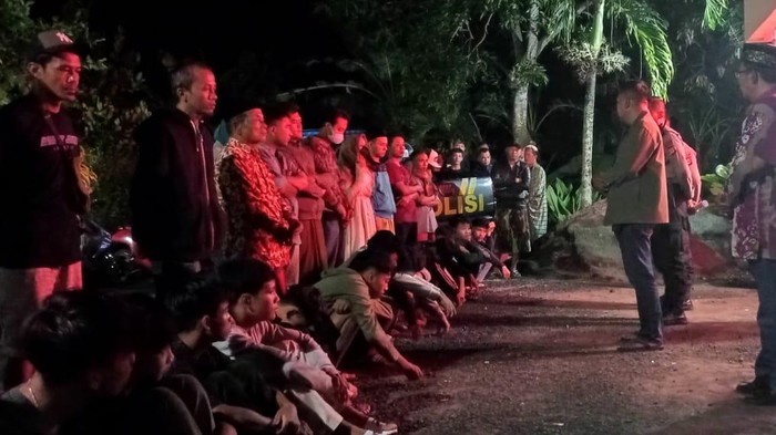 Polisi saat mengamankan para pelajar yang terindikasi perang sarung.