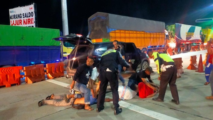 Polisi saat pengeledahan (Foto: Istimewa)