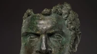 Barang antik kedua yang akan dikembalikan ke Turki dari Met adalah kepala perunggu Caracalla, putra sulung Severus, yang diperkirakan dibuat antara tahun 211 dan 217 M dan bernilai $1,25 juta (Rp 18 miliar). Caracalla menggantikan Severus sebagai kaisar dan memiliki reputasi sebagai tiran yang menggunakan rasa takut dan pertumpahan darah untuk memerintah. Para peneliti mengatakan mereka yakin kepala perunggu itu juga dijarah dari Boubon. (Dok. The Metropolitan Museum of Art)