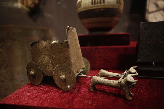 Potret Patung Kaisar Romawi & 11 Benda Purbakala Dikembalikan AS ke Turki ANTALYA, TURKIYE - MARCH 31: A view of antiquities on display during an introduction ceremony at Antalya Archeology Museum after twelve antiquities smuggled out of Turkiye repatriated with the efforts of Turkish Culture and Tourism Ministry and cooperation of US authorities on March 31, 2023, in Antalya, Turkiye. The historical artifacts were delivered Wednesday to Turkiye's Consulate General in New York after long-lasting lawsuits leading to the repatriation. (Photo by Suleyman Elcin/Anadolu Agency via Getty Images)