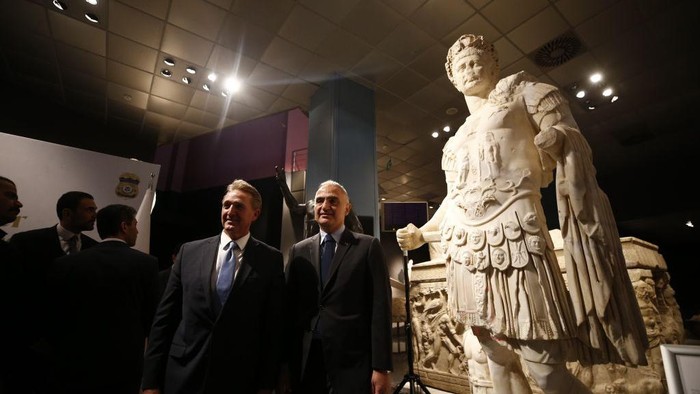 Potret Patung Kaisar Romawi & 11 Benda Purbakala Dikembalikan AS ke Turki ANTALYA, TURKIYE - MARCH 31: A view of antiquities on display during an introduction ceremony at Antalya Archeology Museum after twelve antiquities smuggled out of Turkiye repatriated with the efforts of Turkish Culture and Tourism Ministry and cooperation of US authorities on March 31, 2023, in Antalya, Turkiye. The historical artifacts were delivered Wednesday to Turkiye's Consulate General in New York after long-lasting lawsuits leading to the repatriation. (Photo by Suleyman Elcin/Anadolu Agency via Getty Images)