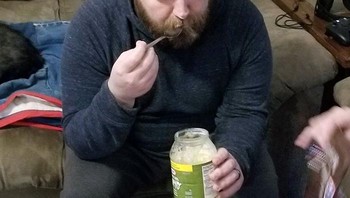 Pria ini makan puding vanila yang ditaruh di dalam tempat mayones untuk nge-prank anaknya. Foto: Bored Panda