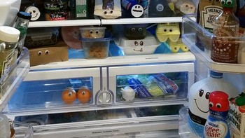 Kalau lihat prank googly eyes di kulkas seperti ini pasti bikin senyum sih. Foto: Bored Panda