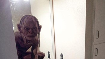 Bangun pagi langsung disambut Gollum di kamar mandi pasti langsung kaget. Foto: Bored Panda